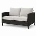Dwuosobowa sofa z technorattanu antracytowa z kremowymi poduszkami
