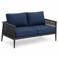Dwuosobowa sofa aluminiowa z granatowymi poduszkami